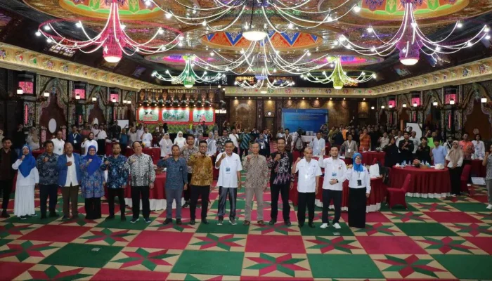 GM PLN UID Sulselrabar Paparkan Strategi Transisi Energi untuk Capai NZE 2060 Dalam Seminar Nasional Teknik Elektro