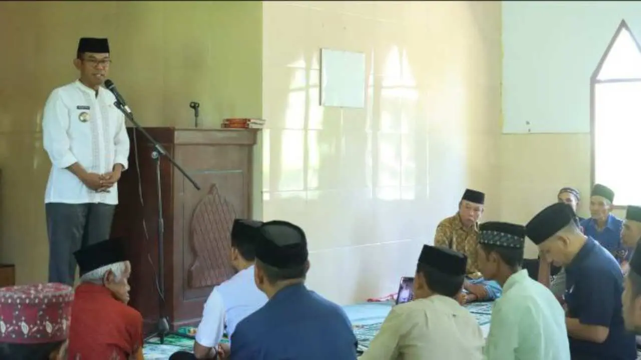 Bersama Warga Desa Balangtanayya Polut, Pj Bupati Takalar Safari Jum'at di Masjid Alauddin
