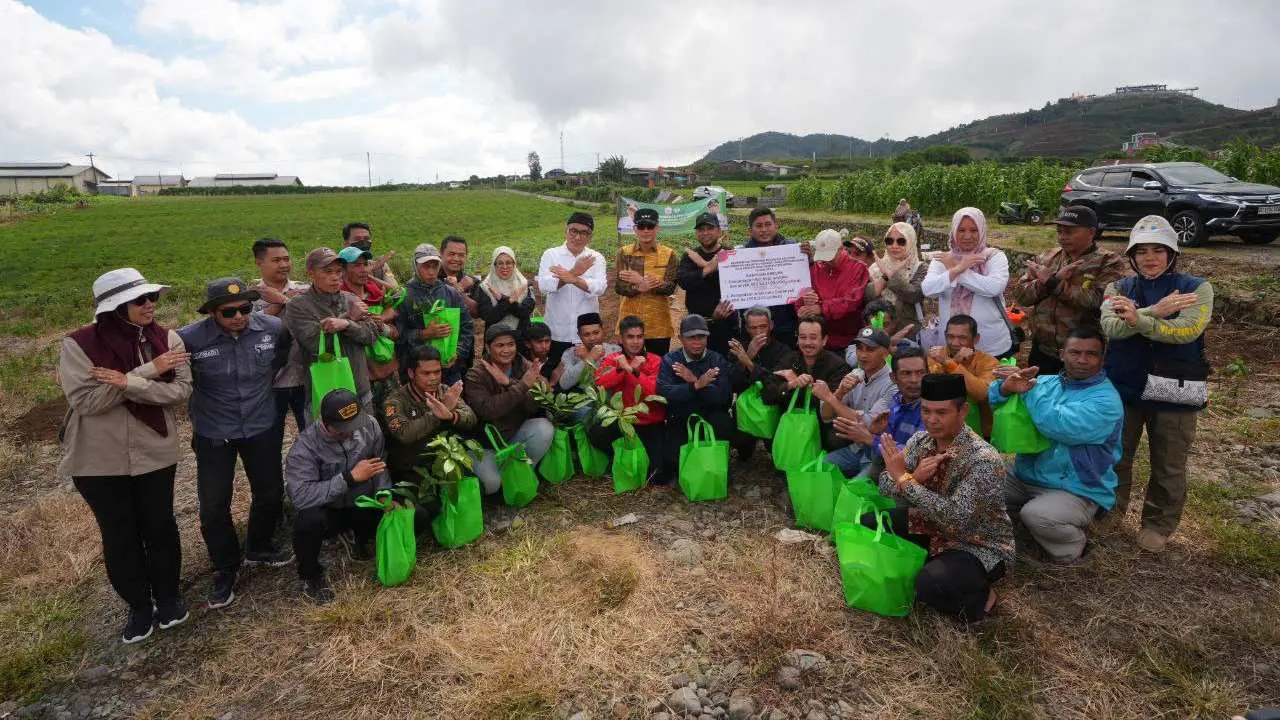 Pj Gubernur Prof Zudan bersama Kadis TPH-Bun Serahkan Bantuan Bibit Tanaman Hortikultura untuk Petani Gowa