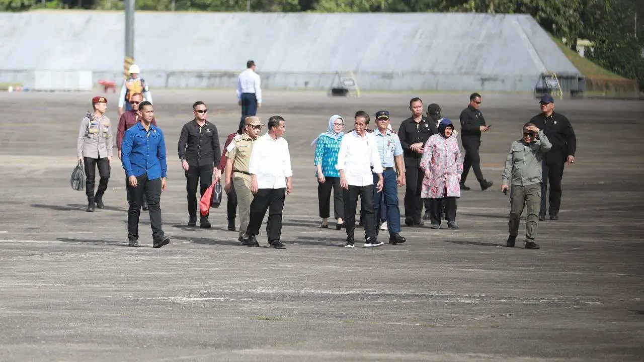 Danny Pomanto-Indira Antar Presiden Jokowi Bertolak ke Jakarta Pasca Kunker di Sulsel 2 Danny Pomanto-Indira Antar Presiden Jokowi Bertolak ke Jakarta Pasca Kunker di Sulsel
