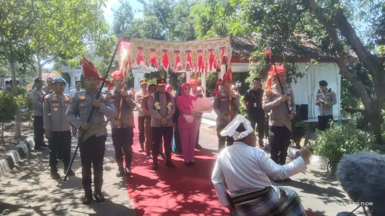 Kunker Kapolda Sulsel di Jeneponto Disambut Upacara Adat Angngaru di Rujab Bupati