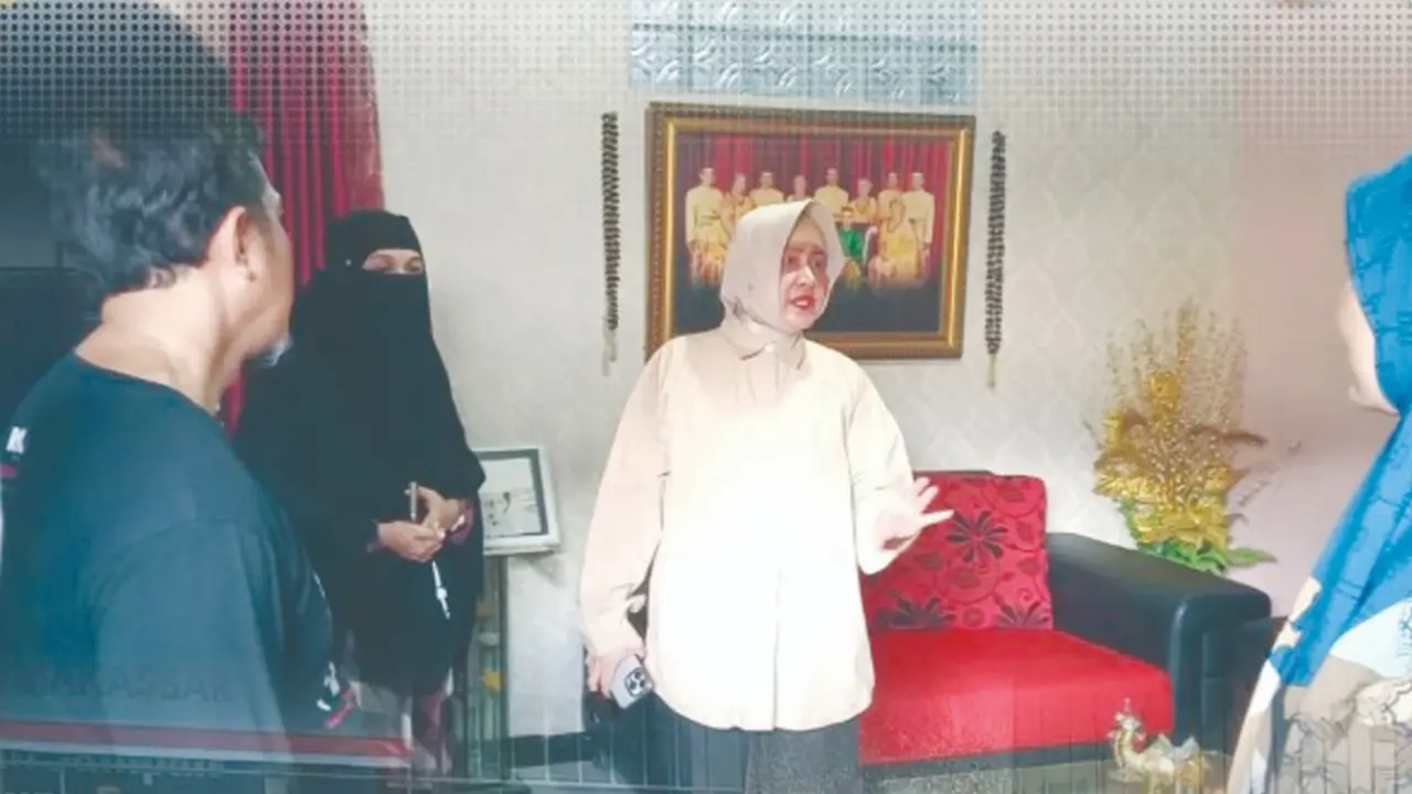 Kadis Koperasi Kota Makassar Dampingi Wali Kota Tinjau Lokasi Lomba Kelurahan Terpadu 2 Kadis Koperasi Kota Makassar Dampingi Wali Kota Tinjau Lokasi Lomba Kelurahan Terpadu