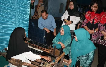 Pj Ketua TP PKK Ninuk Zudan Serahkan Bantuan untuk Kelompok Tenun Sutera di Pinrang 8 Pj Ketua TP PKK Ninuk Zudan Serahkan Bantuan untuk Kelompok Tenun Sutera di Pinrang