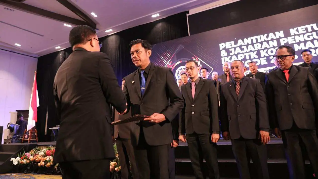Kepala Bapenda Firman Pagarra Resmi Dikukuhkan Sebagai Ketua IKAPTK Makassar Periode 2024-2029