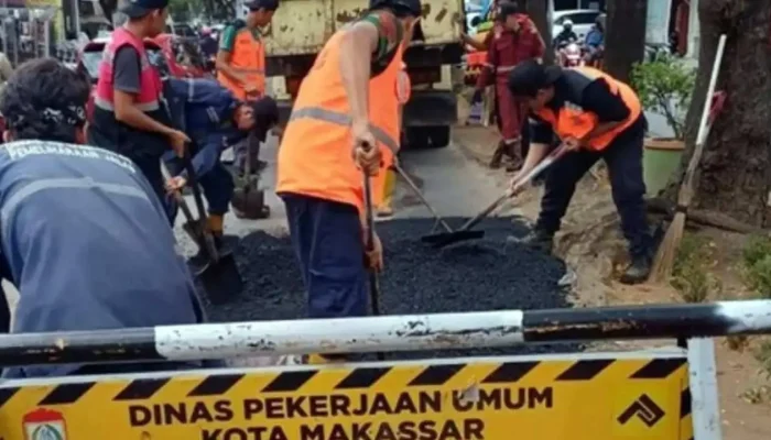 Satgas Jalan dan Jembatan Dinas PU Makassar Lakukan Rehabilitasi Jalan BTP