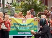Momentum Bulan Suci Ramadhan, Dinas PPKB Makassar Bagi Takjil di Pelataran Kantor Balaikota