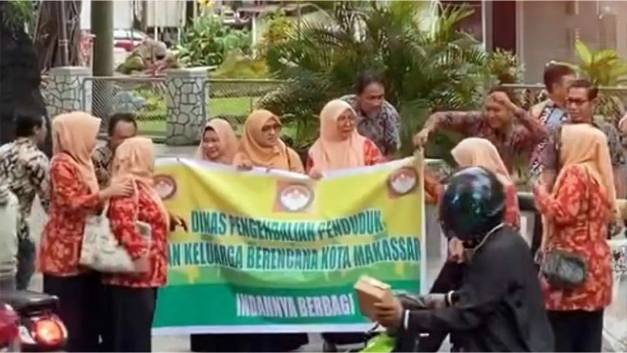 Momentum Bulan Suci Ramadhan, Dinas PPKB Makassar Bagi Takjil di Pelataran Kantor Balaikota