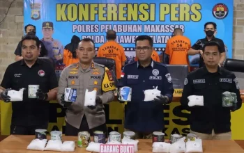 Polresta Pelabuhan Makassar Amankan 4 Terduga Pengedar Shabu 4 Polresta Pelabuhan Makassar Amankan 4 Terduga Pengedar Shabu