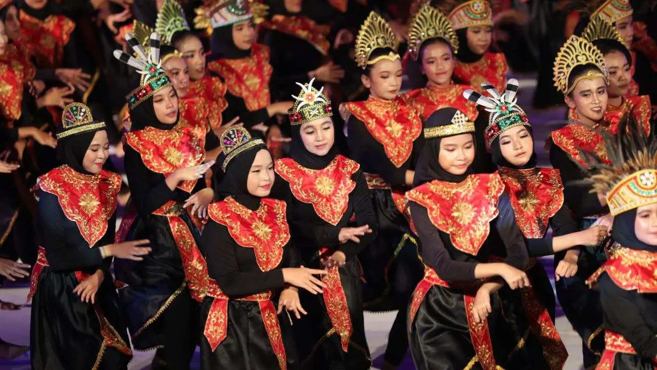 Tari Harmoni Nusantara Pukau Pembukaan F8 2024, Libatkan 400 Siswa se-SMP Makassar