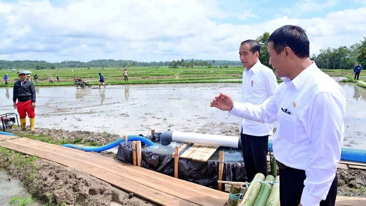 Presiden Jokowi bersama Pj Gubernur Sulsel Tinjau Penyerahan Bantuan Pompa Irigasi di Bone 2 Presiden Jokowi bersama Pj Gubernur Sulsel Tinjau Penyerahan Bantuan Pompa Irigasi di Bone
