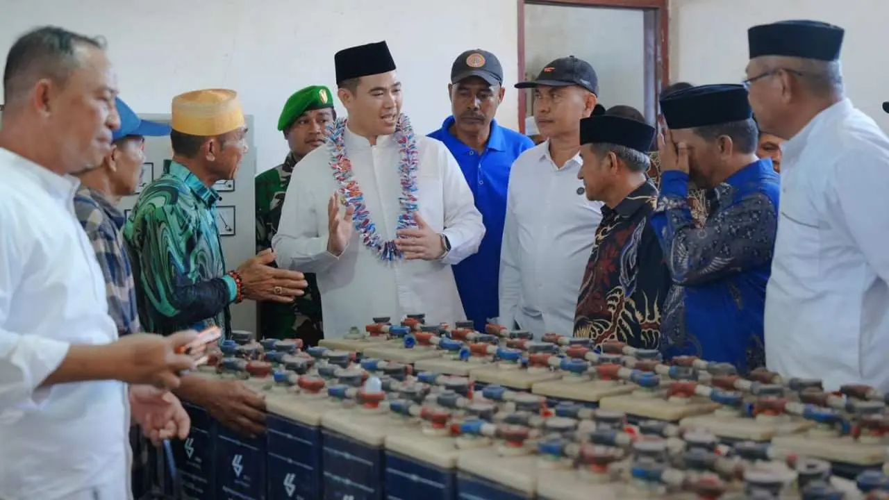 Bupati Pangkep Resmikan PLTD di Pulau Pajenekang