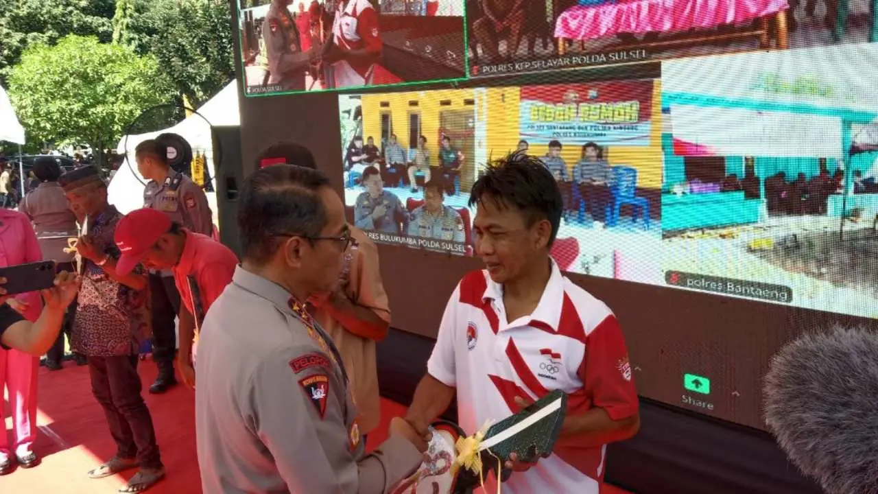 Kunker di Jeneponto, Kapolda Sulsel: Setiap Kunjungan di Daerah Lakukan Kegiatan Paralel Seperti Bakti Sosial dan Pemberian Bantuan 4 Kunker di Jeneponto, Kapolda Sulsel: Setiap Kunjungan di Daerah Lakukan Kegiatan Paralel Seperti Bakti Sosial dan Pemberian Bantuan