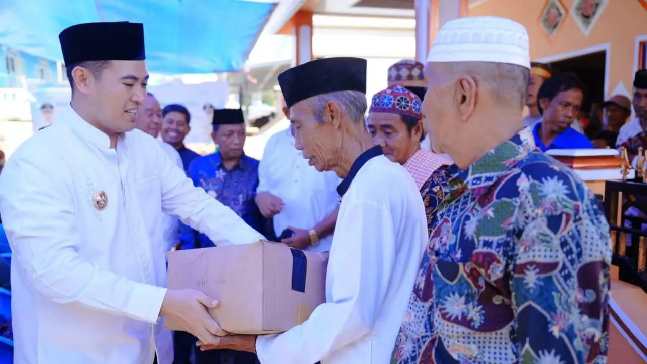 Bupati Pangkep Resmikan PLTD di Pulau Pajenekang