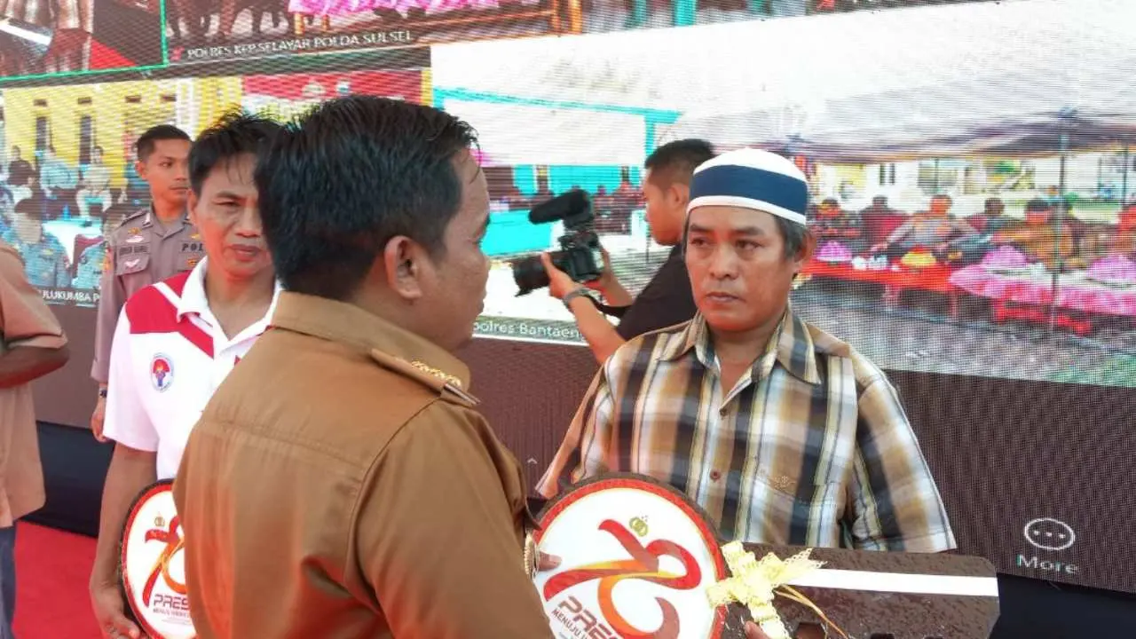 Kunker di Jeneponto, Kapolda Sulsel: Setiap Kunjungan di Daerah Lakukan Kegiatan Paralel Seperti Bakti Sosial dan Pemberian Bantuan 3 Kunker di Jeneponto, Kapolda Sulsel: Setiap Kunjungan di Daerah Lakukan Kegiatan Paralel Seperti Bakti Sosial dan Pemberian Bantuan