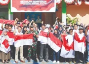 Jelang Peringatan HUT RI ke-79, Kesbangpol Makassar Bagikan Bendera Merah Putih