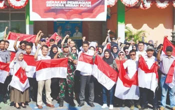 Jelang Peringatan HUT RI ke-79, Kesbangpol Makassar Bagikan Bendera Merah Putih