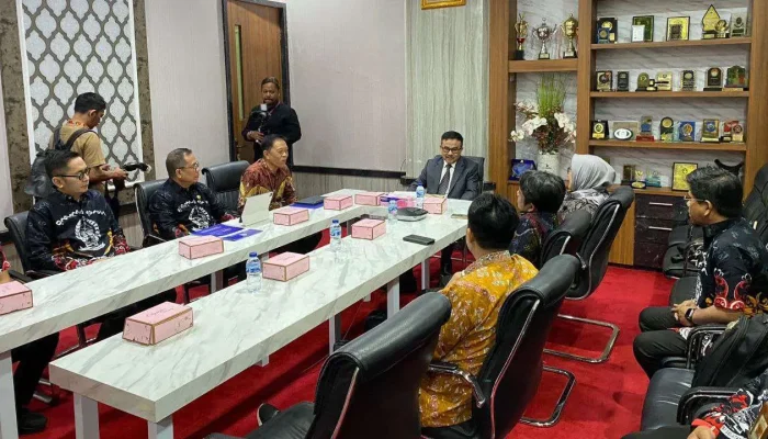 Plh Dinas PTSP Temui Sekda Provinsi Sulsel di Ruang Kerjanya