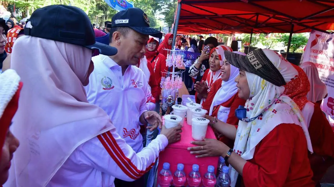Bazar UMKM Meriahkan Rangkaian HUT RI Ke-79 di Depan Rujab Gubernur Sulsel 2 Bazar UMKM Meriahkan Rangkaian HUT RI Ke-79 di Depan Rujab Gubernur Sulsel