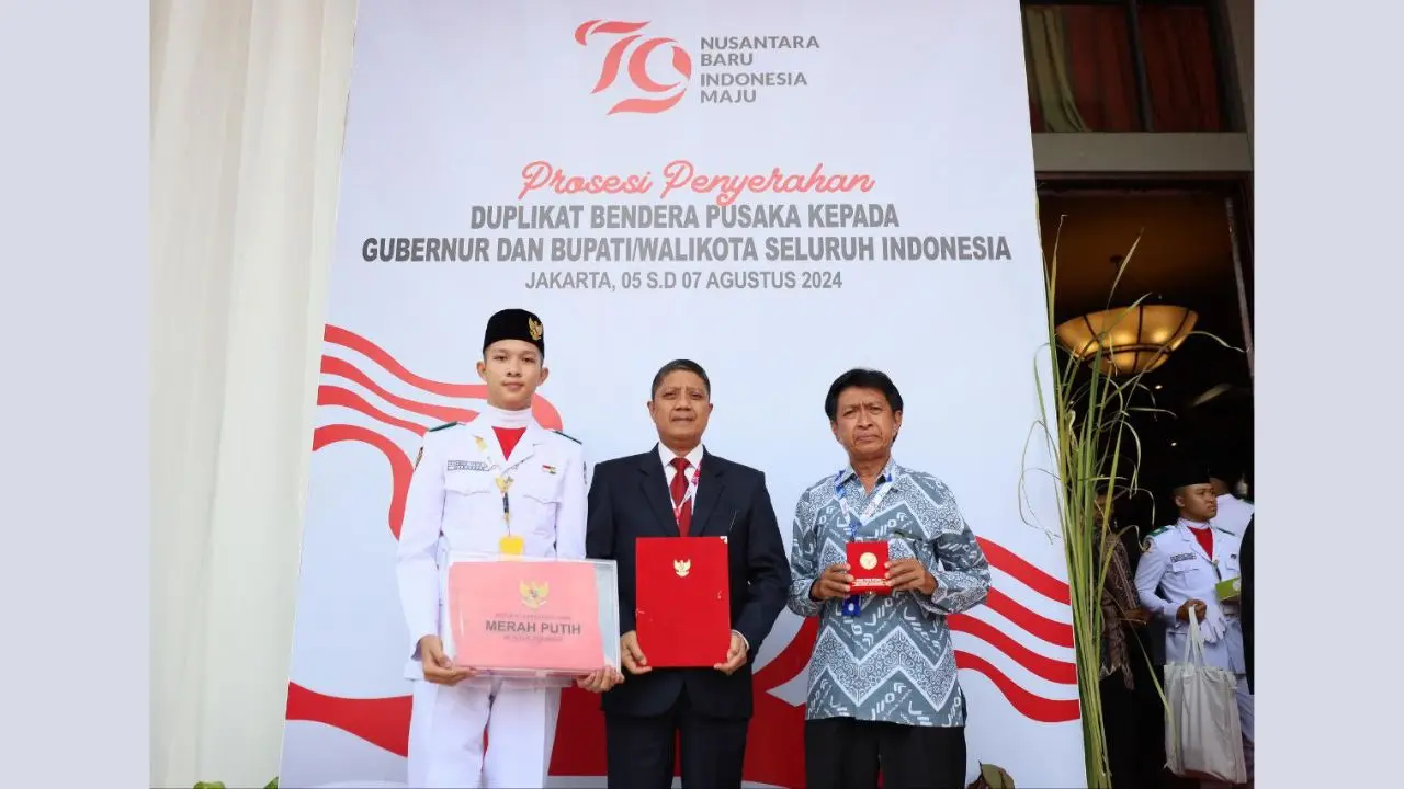 Kepala Kesbangpol Wakili Danny Pomanto Terima Duplikat Bendera Pusaka dari BPIP RI 2 Kepala Kesbangpol Wakili Danny Pomanto Terima Duplikat Bendera Pusaka dari BPIP RI