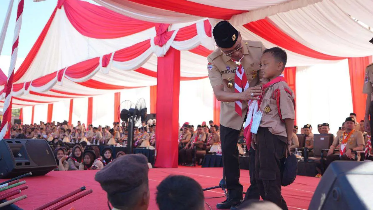 Pimpin Upacara Hari Besar Pramuka, Pj Gubernur Sulsel Prof Zudan Serahkan