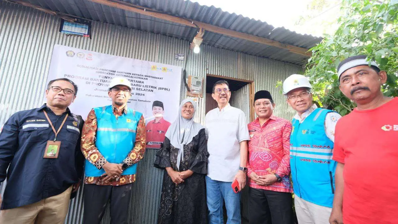 145 Warga Prasejahtera di Makassar Dapat Sambungan Listrik PLN Gratis