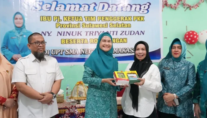 PKK Goes to School di SMAN 14 Makassar, Ninuk Zudan Serahkan Bantuan dan Edukasi Pelajar