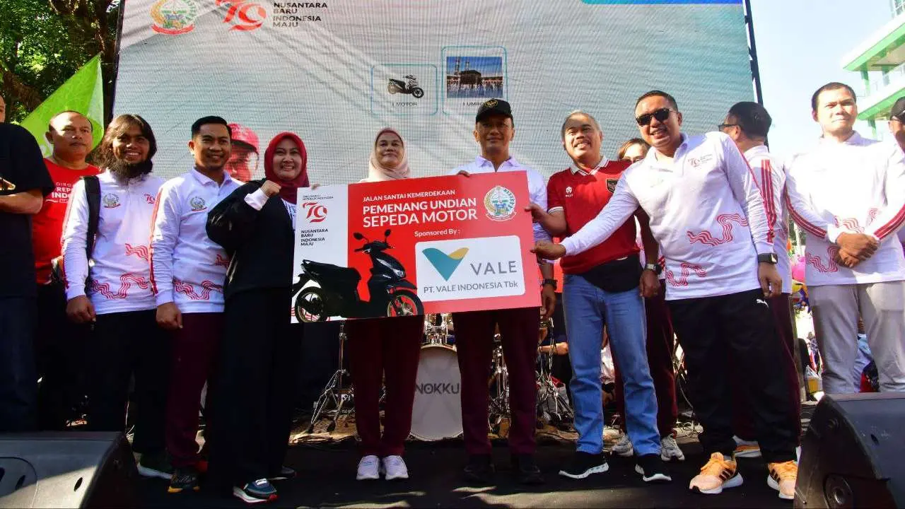 Peserta Tumpah Ruah, IRT Raih Hadiah Umroh di Jalan Santai HUT RI yang Digelar Pemprov Sulsel