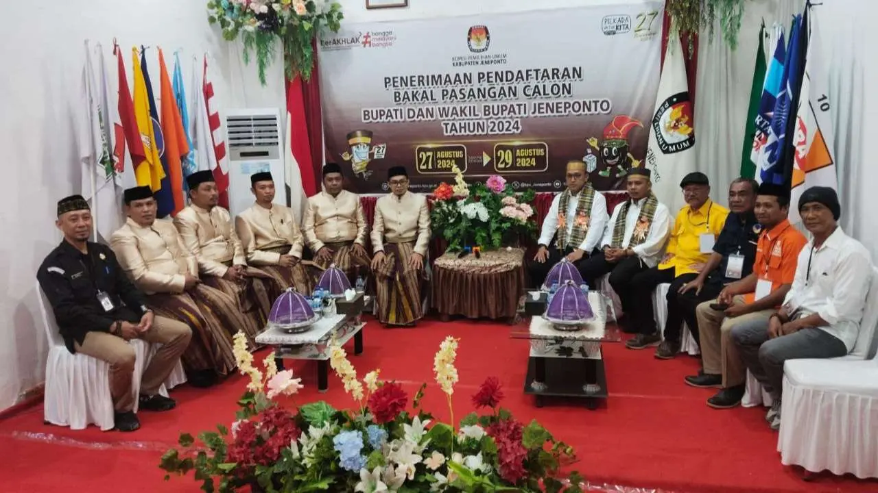 Ribuan Massa Membludak Antar Pasangan Paris-Islam "PASMI" Daftar di KPU Jeneponto 3 Ribuan Massa Membludak Antar Pasangan Paris-Islam "PASMI" Daftar di KPU Jeneponto