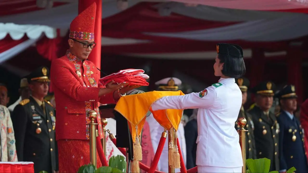 Pimpin Upacara Penurunan Bendera HUT Kemerdekaan, Pj Gubernur Sulsel: Mari Kita Teladani Nilai Perjuangan Pahlawan