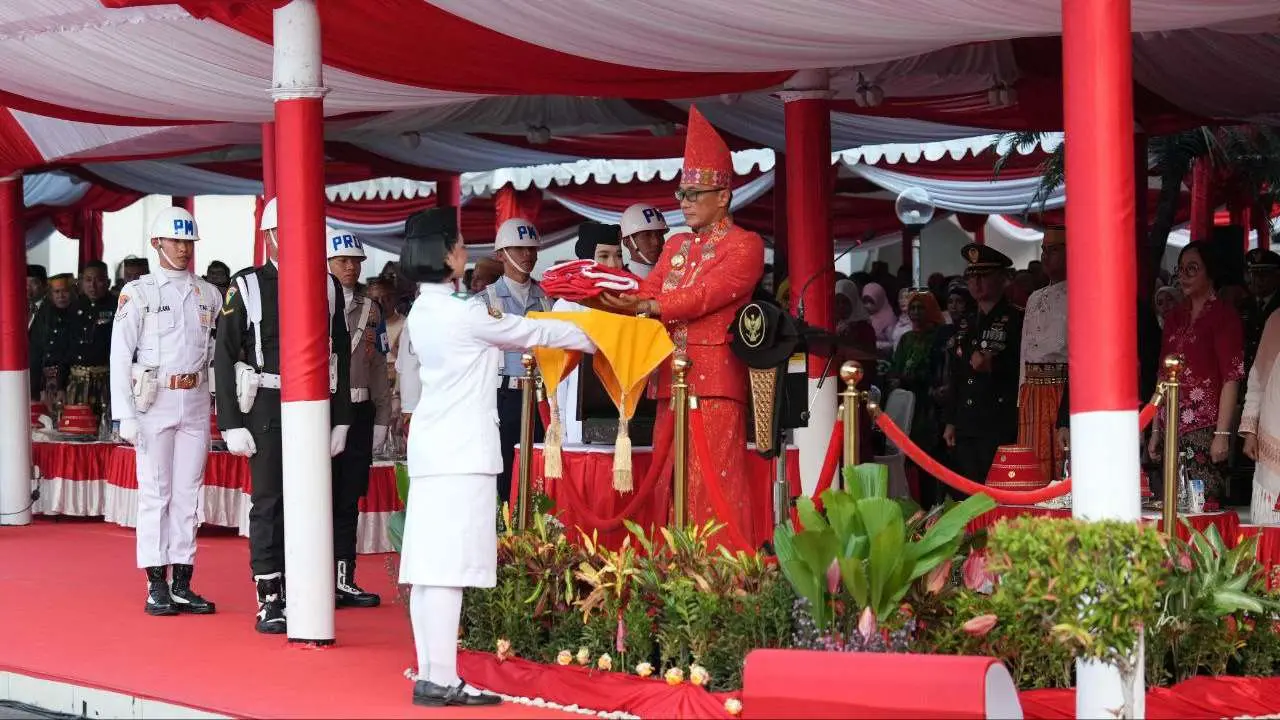 Pimpin Upacara Penurunan Bendera HUT Kemerdekaan, Pj Gubernur Sulsel: Mari Kita Teladani Nilai Perjuangan Pahlawan