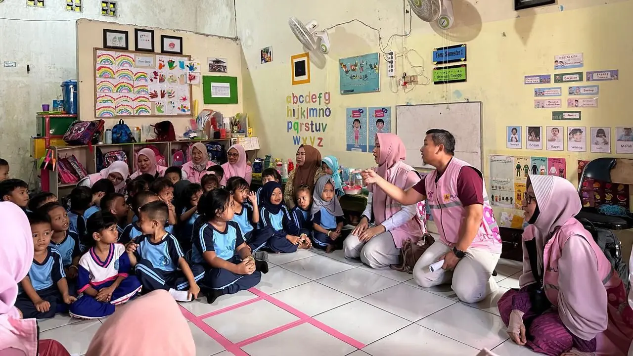 Jelang HUT RI, Srikandi dan YBM PLN Berbagi Kebahagiaan kepada Anak-Anak Sokola Pesisir 2 Jelang HUT RI, Srikandi dan YBM PLN Berbagi Kebahagiaan kepada Anak-Anak Sokola Pesisir