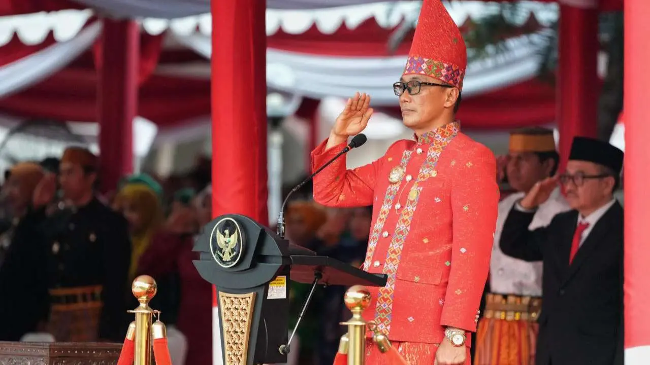 Pimpin Upacara Penurunan Bendera HUT Kemerdekaan, Pj Gubernur Sulsel: Mari Kita Teladani Nilai Perjuangan Pahlawan