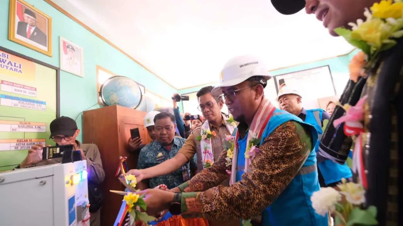 Warga Tiga Pulau di Kabupaten Pangkep Kini Nikmati Listrik Hijau dari PLN