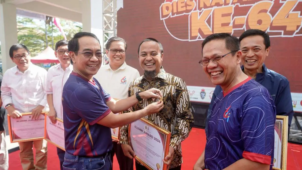 Andi Sudirman Raih Penghargaan Alumni Award Fakultas Teknik Unhas