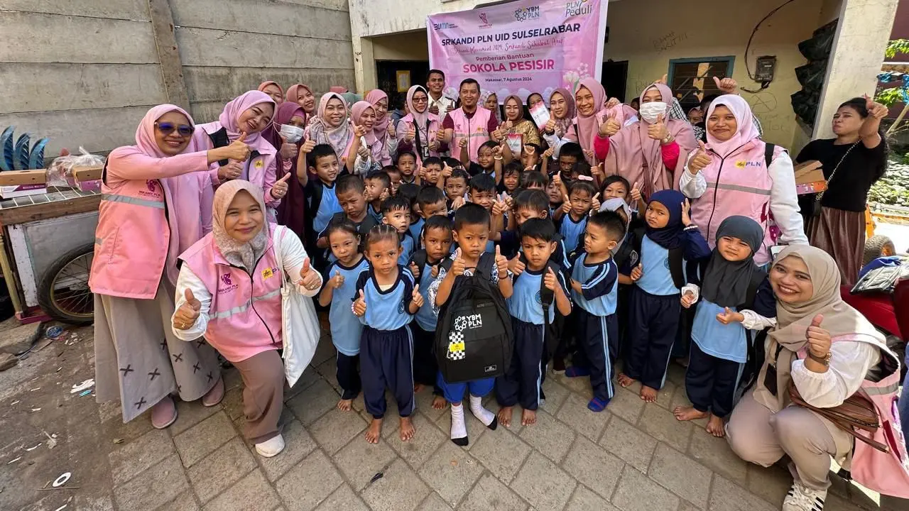 Jelang HUT RI, Srikandi dan YBM PLN Berbagi Kebahagiaan kepada Anak-Anak Sokola Pesisir 3 Jelang HUT RI, Srikandi dan YBM PLN Berbagi Kebahagiaan kepada Anak-Anak Sokola Pesisir