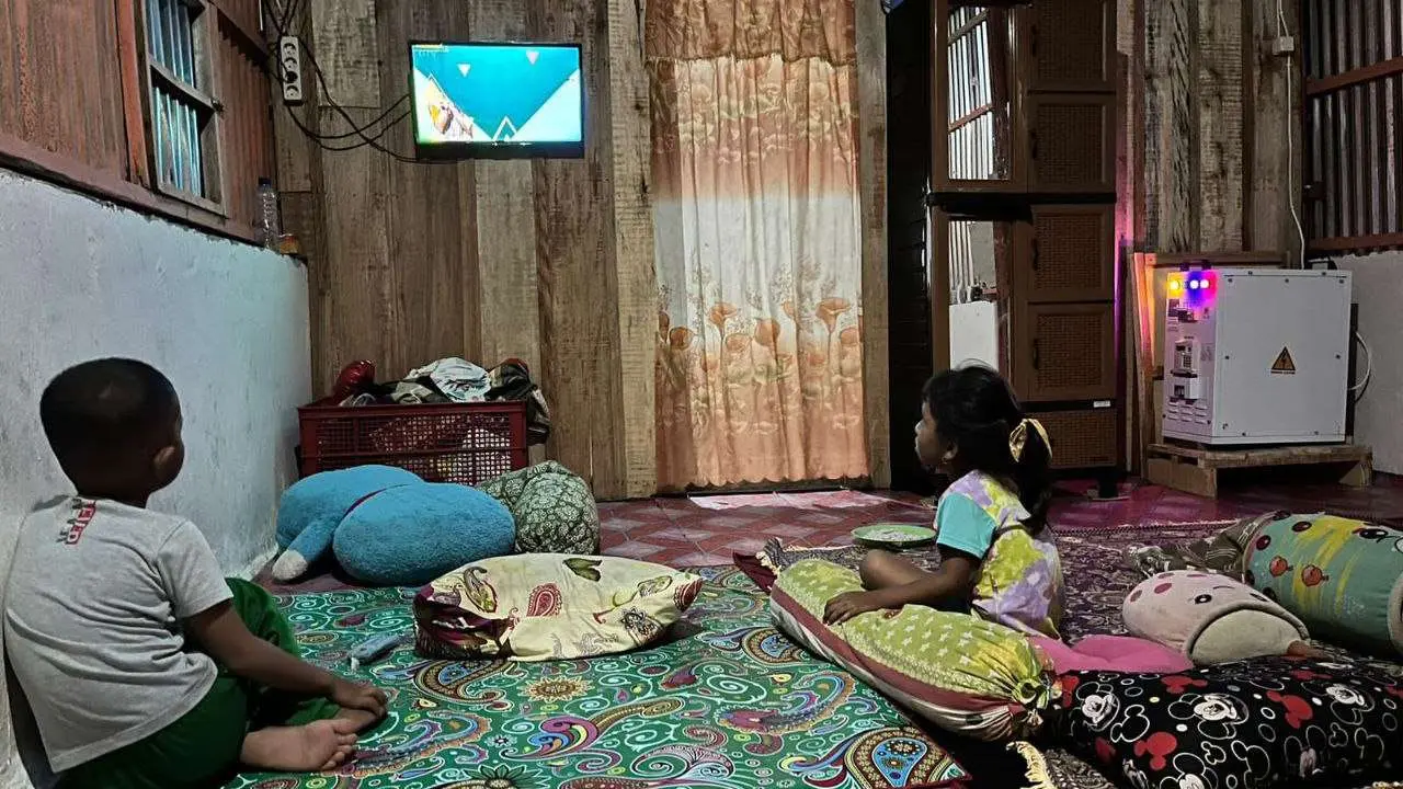 Warga Tiga Pulau di Kabupaten Pangkep Kini Nikmati Listrik Hijau dari PLN 4 Warga Tiga Pulau di Kabupaten Pangkep Kini Nikmati Listrik Hijau dari PLN