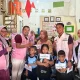 Jelang HUT RI, Srikandi dan YBM PLN Berbagi Kebahagiaan kepada Anak-Anak Sokola Pesisir