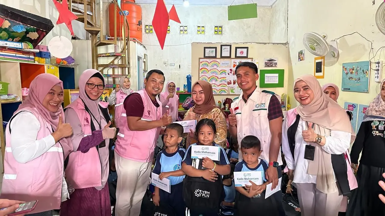 Jelang HUT RI, Srikandi dan YBM PLN Berbagi Kebahagiaan kepada Anak-Anak Sokola Pesisir