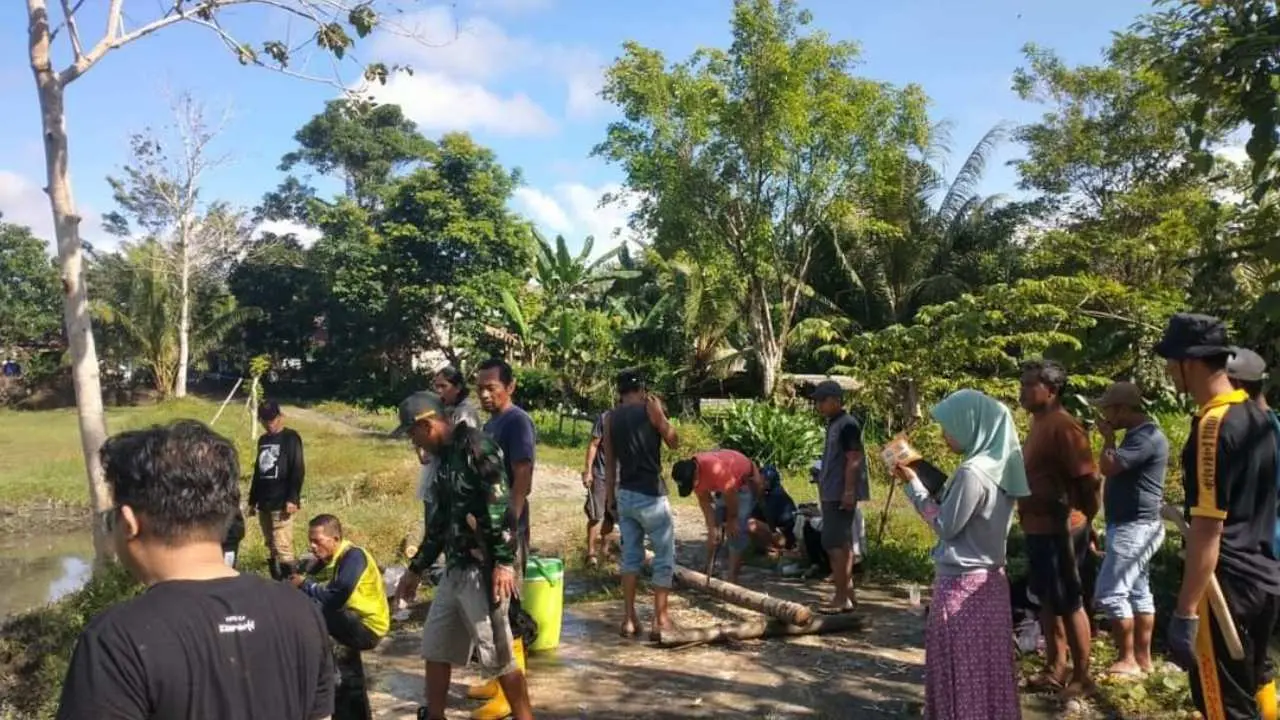 Sambut HUT RI ke-79, Warga LDII Sukamaju Luwu Utara Inisiasi Pembersihan Lapangan Desa Tolangi