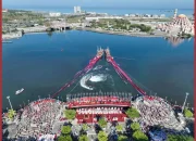 Atraksi Megah Upacara HUT RI di Makassar 7.900 Meter Bendera Merah Putih Membentang di Pantai Losari