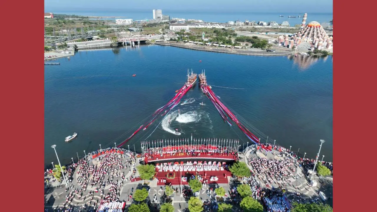 Atraksi Megah Upacara HUT RI di Makassar 7.900 Meter Bendera Merah Putih Membentang di Pantai Losari