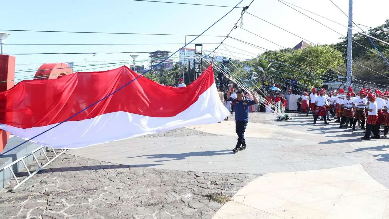 Atraksi Megah Upacara HUT RI di Makassar 7.900 Meter Bendera Merah Putih Membentang di Pantai Losari 2 Atraksi Megah Upacara HUT RI di Makassar 7.900 Meter Bendera Merah Putih Membentang di Pantai Losari