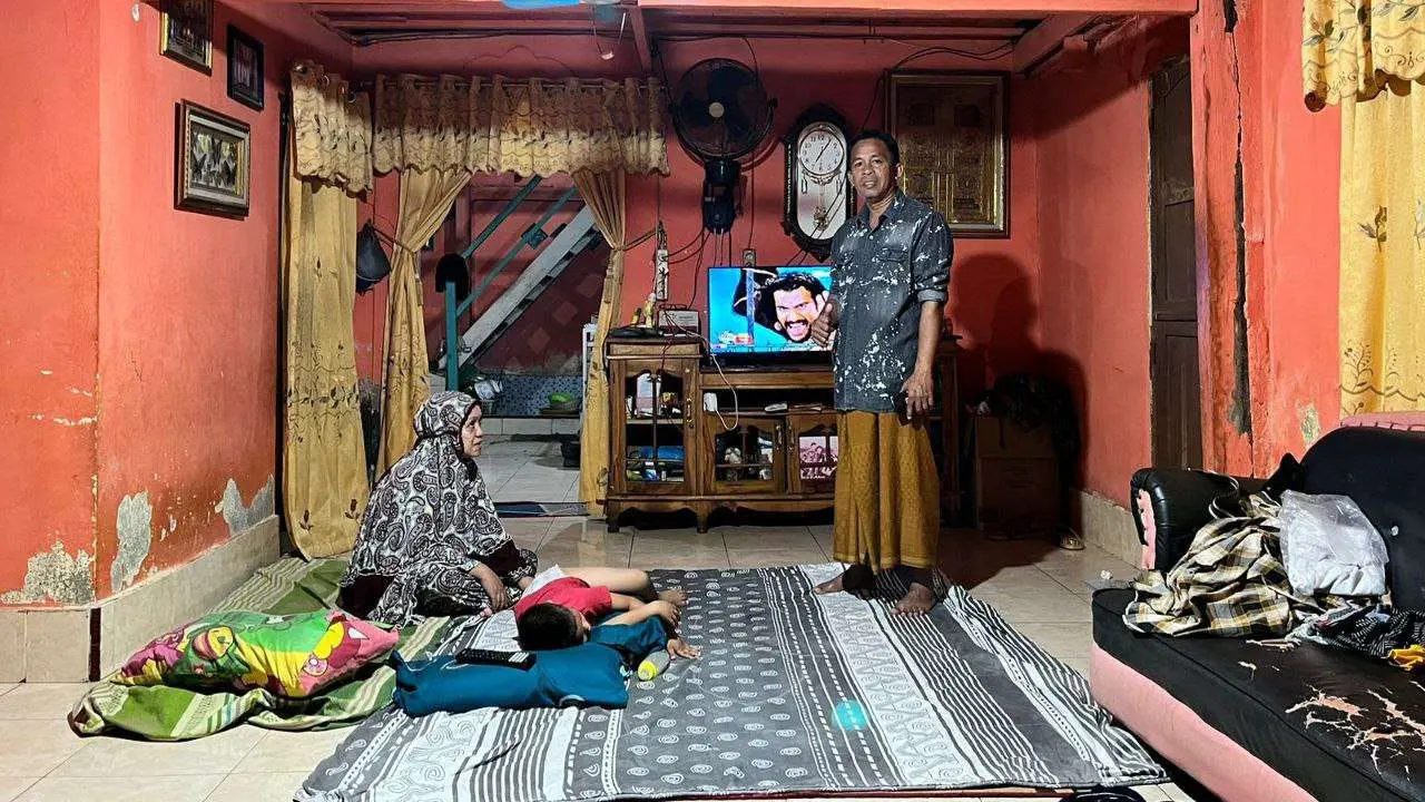 Warga Tiga Pulau di Kabupaten Pangkep Kini Nikmati Listrik Hijau dari PLN 2 Warga Tiga Pulau di Kabupaten Pangkep Kini Nikmati Listrik Hijau dari PLN