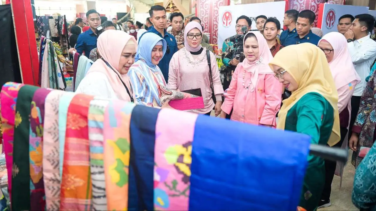 Kunker di Sulsel, Pj Ketua PKK Ninuk Triyanti Zudan Dampingi Ibu Negara Iriana Jokowi 3 Kunker di Sulsel, Pj Ketua PKK Ninuk Triyanti Zudan Dampingi Ibu Negara Iriana Jokowi