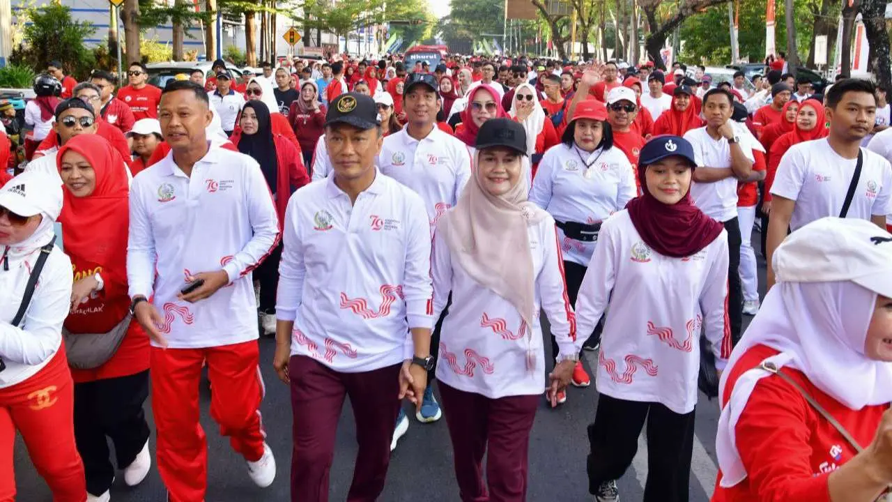 Jalan Santai Pj Gubernur Sulsel bersama Masyarakat, Berbagai Lomba Meriahkan HUT RI Ke-79
