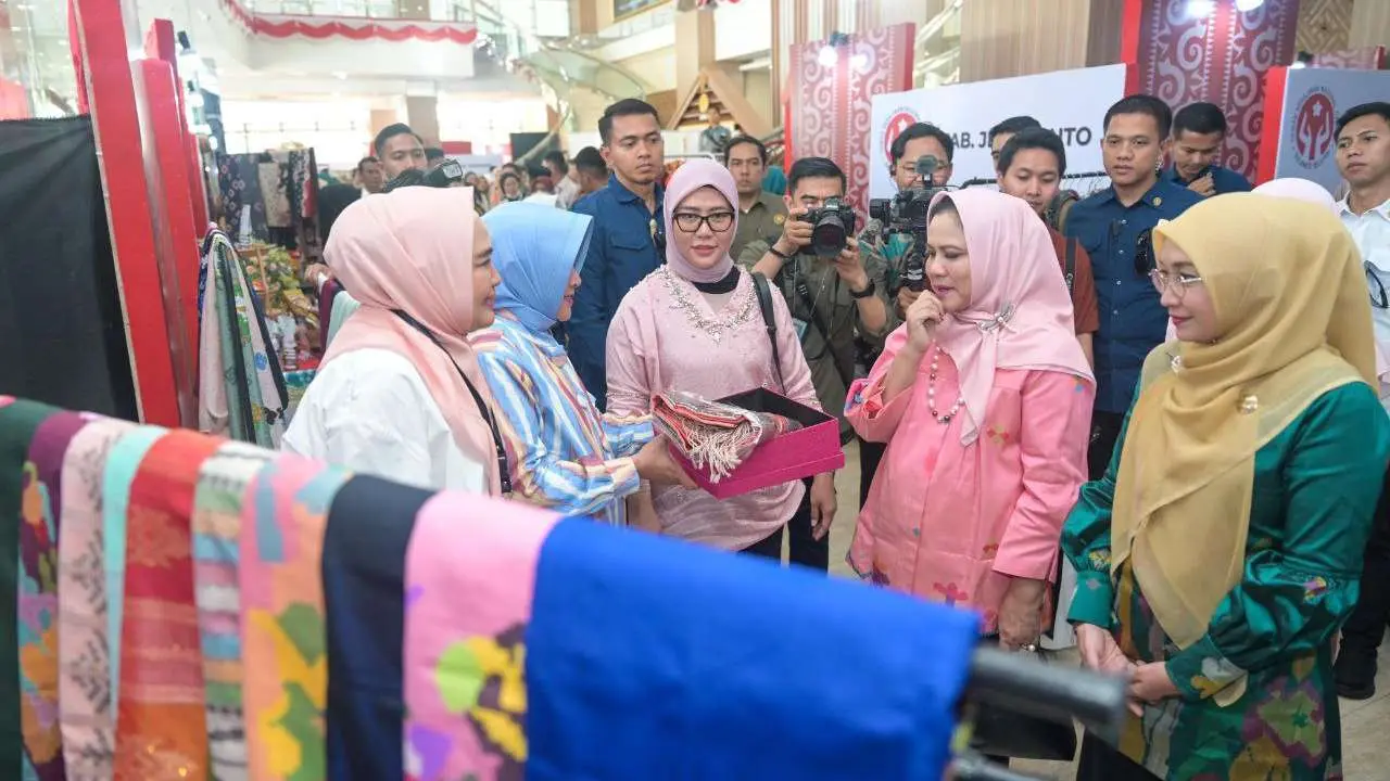Kunker di Sulsel, Pj Ketua PKK Ninuk Triyanti Zudan Dampingi Ibu Negara Iriana Jokowi 2 Kunker di Sulsel, Pj Ketua PKK Ninuk Triyanti Zudan Dampingi Ibu Negara Iriana Jokowi
