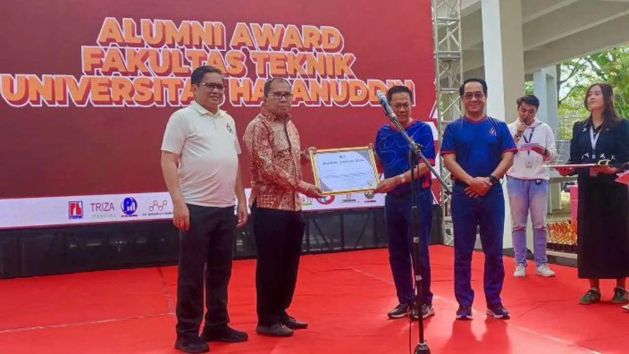 Dies Natalis ke-64 Teknik Unhas, Danny Pomanto Raih Alumni Award 2024