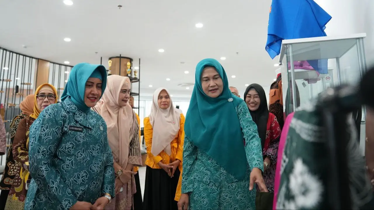 Pj Ketua TP PKK Sulsel Ninuk Triyanti Zudan Kunjungan SMEP di Kota Makassar