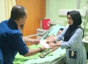 Damkarmat Makassar Jenguk dan Bantu Korban Lakalantas di RS Pelamonia