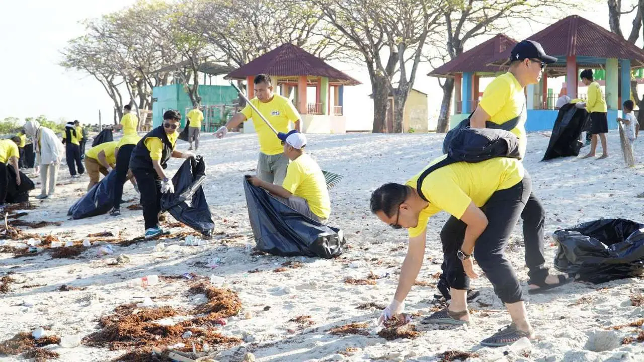 Indosat Dukung Pengendalian Pencemaran Sampah Laut Melalui Aksi Bersih Pantai di Pulau Lae-lae